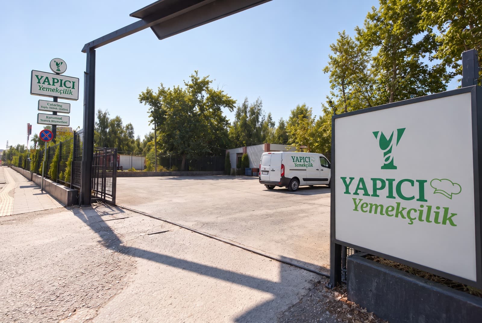 Yapıcı Yemekçilik tesis girişi ve tabelası